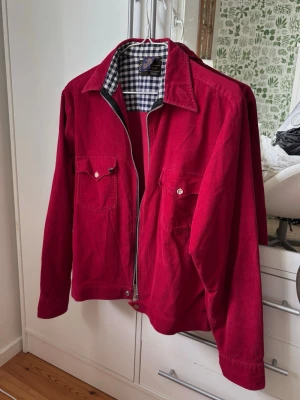 Röd jacka från Beyond Retro - Röd manchesterjacka inköpt från Beyond Retro i Stockholm. Snygg oversized och boxig modell. 😎😎