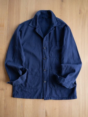 Mörkblå overshirt med fickor - Snygg mörkblå overshirt i kraftigt bomullstyg med tre stora utanpåfickor och knappar framtill. Rak passform och klassisk krage som kan bäras uppfälld. Perfekt lager-på-lager-plagg för en avslappnad stil.
