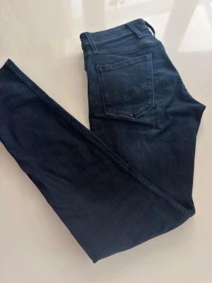 Mörkblåa replay anbass - Helt nya jeans använda en gång någonsin, sen tyckte jag dom var för små så jag har aldrig använt dom igen.