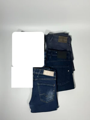 3X Replay anbass jeans - 👕 Plagg: Jeans                                                                                                                      🏷️ Märke/Modell: Replay anbass                                                ✨ Skick: Fint skick                                                        💬 Vid frågor är det bara att skriva!                                                                                          🛍️ Perfekt om du vill resella själv eller göra ett redigt kap //Gramenti