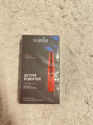 Babor Active Purifier ampuller - Babor Active Purifier är ett set med 7 ampuller à 2 ml som verkar djuprengörande och porsammandragande. Förpackningen är svart med röd detalj och innehåller koncentrat för ansiktet, perfekt för dig som vill ha klarare hy.