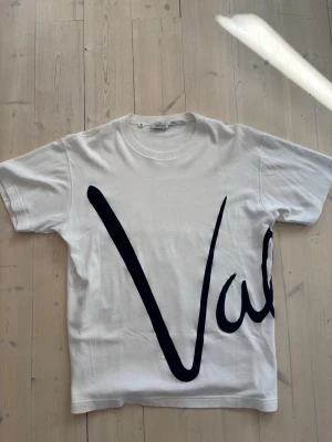 Valentino  t-shirt - Riktigt snygg Valentino T-shirt med snyggt tryck i bra skick. Köpt i Italien. Storlek M-L. Hör av dig vid frågor😀