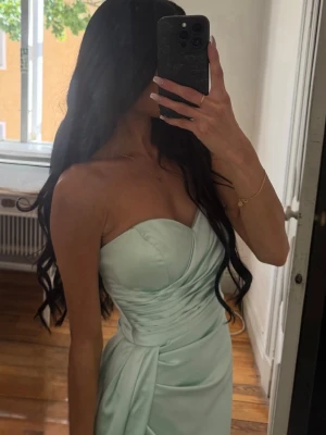 Satin  långklänning - Satin klänning . Använd en kväll . Storlek 36