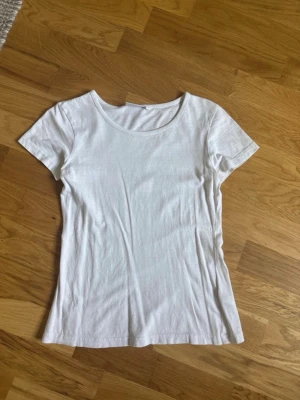 T-shirt - jätte fin t-shirt från tribute, storlek XS
