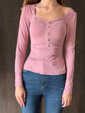 Ljusrosa långärmad topp med knappar - Jättefin topp från NLY Trend som är sparsamt använd därav i fint skick. 