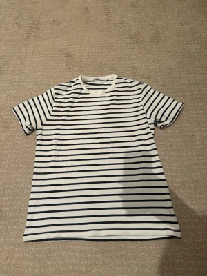 Vit och marinblå randig t-shirt från bläck storlek S - En klassisk randig t-shirt från bläck, helt felfri mycket bra skick, står M passar mer S, skulle säga passar runt 170-178 längden! Skriv för fundering eller intresse!