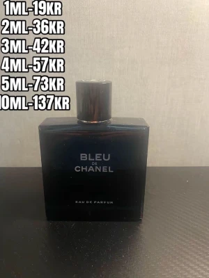 Sample  - En elegant parfym  en mörkblå, fyrkantig glasflaska med svart lock. Doften är maskulin och modern, perfekt för dig som gillar exklusiva och fräscha parfymer. Flaskan har tydlig logga och stilren design.