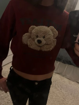 Gullig mysig tröja från Only - Säljer en collage tröja som är vinröd och har en gullig björn på från Only. Den är helt oanvänd men lappar är inte kvar. Säljer då den inte kommer till användning. Skriv till mig vid frågor💞