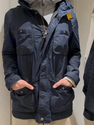 PJS Windbreaker - Pjs windbreaker, färgen är mörkblå och välomhändertagen asså man ser inte att den e använd. Extremt bra nu inför hösten eller tidig vår. Priset inte hugget i sten, men undrar du ngt skriv gärna:)