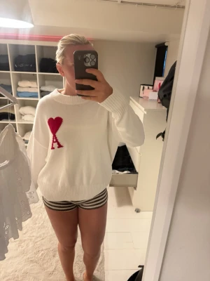 Ami Paris stickad tröja  - Fick i födelsedagspresent för ungefär 1 år sen. Endast testad, har aldrig använt den så den är i princip som ny. Hör av er vid fler frågor!💞