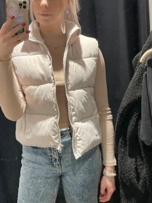 Beige väst ny med prislapp (oanvänd) - Nypris är 300kr! Beige väst från Lager157, helt ny med prislappen kvar då jag behöll en annan väst. Den är i L men passar även bra på mig som brukar ha xs-s. Knäppning för fickorna som syns på bild 3. 