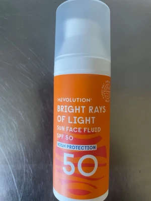 Mevolution SPF 50 Sun Face Fluid - Solskydd för ansiktet från Mevolution med SPF 50. Kommer i en smidig pumpflaska med orange och vit design. Ger hög skyddsnivå mot solens strålar och har en lätt, flytande formula som passar perfekt för dagligt bruk.
