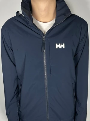 Helly Hansen vindjacka - 👕 Plagg: vindjacka                                                                 📏 Storlek: M                                                                🏷️ Märke/Modell: Helly Hansen                                           ✨ Skick: Fint skick                                                      💬 Vid frågor är det bara att skriva!                                                                                          🛍️ Gramenti