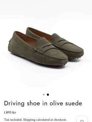 Olivgröna loafers i mocka - Snygga loafers i olivgrön mocka! Perfekta för en stilren och avslappnad look och kan användas både inomhus och utomhus! Säljer då jag köpte fel storlek🥲De är endast använda en gång. Nypris är 1895 kr😍