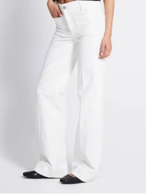 Vita raka jeans med hög midja - Säljer ett par vita jeans med rak passform och hög midja. Jeansen har klassiska fem fickor och stängs med knapp och dragkedja. Perfekta för en clean och stilren look. Storlek M med full length 