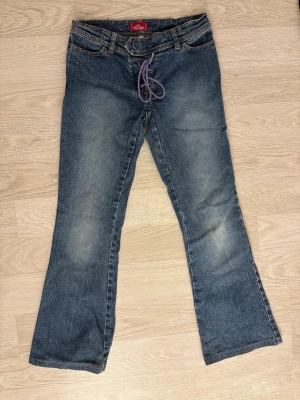 Crocker jeans - Jätte fina Crocker jeans med utsvängda ben! Byxorna har fina detaljer och är använd ett fåtal gånger. Snöret går såklart att byta! Det finns dock en liten fläck vid innerbenet men det går säkert bort vid tvätt! Strl: 150cm. Ifall du har någon fråga är det bara att skriva😊