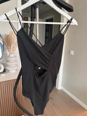 Body från bikbok - Säljer en svart snygg body från bikbok, använd 1 gång 