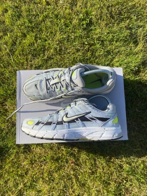 Nike P6000 Mycket bra skick storlek 40,5 - Nike P6000 Bra skick, storlek 40,5   Nike p6000 i bra skick. Dom är använda och har lite små tecken på användning såsom på underisidan.  Avsedda som vardagsskor men fungerar även till gym och lätt löpning.  Rökfritt och djurfritt hem.  💭skicka ett meddelande vid frågor! 🚛Skickar samma dag! ✅Pris kan diskuteras!  Sökord: Sko skor p6000 sneakers traineers mode vardag   #nike #sneakers #nikep6000