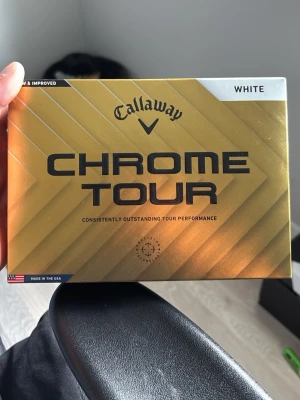 Helt nya Callaway bollar - Säljer en förpackning Callaway Chrome Tour golfbollar i vitt. Lådan har guldfärgad design och innehåller fyra mindre askar med bollar. Perfekt för dig som vill ha hög prestanda på golfbanan. Tillverkade i USA.