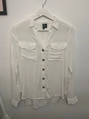 Vit skjorta - En jättefin vit skjorta från vero Moda i storlek xs🤍