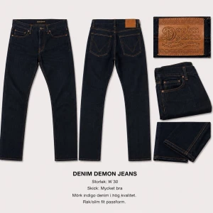 Mörkblå Denim Demon jeans rak/slim - Säljer ett par mörkblå jeans från Denim Demon i högkvalitativ indigo denim. Jeansen har rak/slim fit passform, klassiska fem fickor och snygga kontrastsömmar. Perfekta för dig som gillar stilrena och tidlösa jeans.