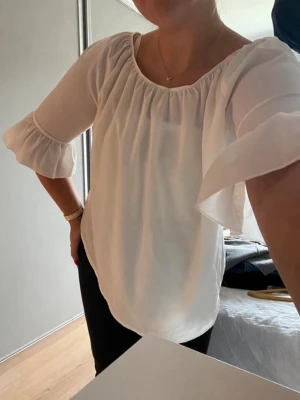 Vit blus  - Går att ha som offshoulder. Superfin! 