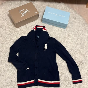 Ralph lauren cardigan - Tja säljer nu denna polo Ralph lauren cardigan i bra skick helt utan defekter. Storlek 14-16 år men passar s perfekt. Otroligt snygg nu till hösten. Vid intresse skriv till mig!