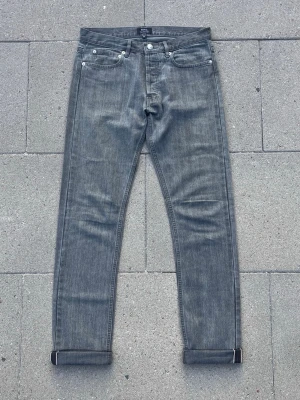 Apc selvedge jeans  - Säljer ett par gråa selvedge jeans från Apc i model petit standard jean droit etroit, och storlek  29! Säljer dom på grund av att de var för små, hör av er vid minsta fråga / fundering, priset kan diskuteras!!