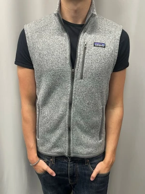 Patagonia fleece väst - Säljer nu denna Patagonia väst i storlek M | jag är 185 cm och väger ca 76 kg och den sitter ganska bra, något liten. Fint skick utan defekter 