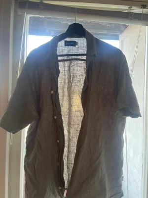 Grön Original Jack & Jones skjorta  - Säljer en somrig grön Jack & Jones skjorta i storlek M som passar perfekt om du vill se lite stilren ut eller bara för en lite luftigare skjort look!