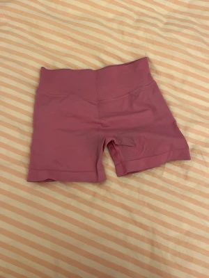 Träningsshorts - Säljer dessa snygga Träningsshorts ifrån Gtech i storlek S. Super sköna och bra skick💗