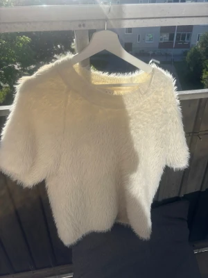 Vit fluffig Fluffig  tröja från Wera - Nu säljer jag min fluffiga tröja då jag inte använder den  jag tycker inte att den sticks men olika för person till person pris kan diskuteras                                         Skriv om ni har några frågor tbx flera bilder eller nåt vad som helst                             
