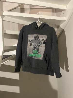 Vintage Replay grå hoodie - Vintage Replay hoodie - Storlek XS - Skick: 8/10 - väldigt unik och cool tröja - Priset ej hugget i sten. 