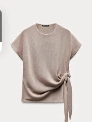 Beige topp med knyt i sidan - Säljer en jättefin, beige trendig topp med korta ärmar och rund hals. 🩷 Stockholm stil. Perfekt till jeans eller kjol för en trendig outfit. Passar xs också. Pris kan diskuteras. 