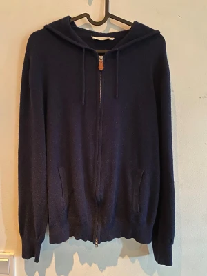 Sayless Marinblå kashmir zip hoodie  - Marinblå zip hoodie från Sayless i mjuk cashmere. Liten i storleken, passar även dom som brukar att ha storlek S