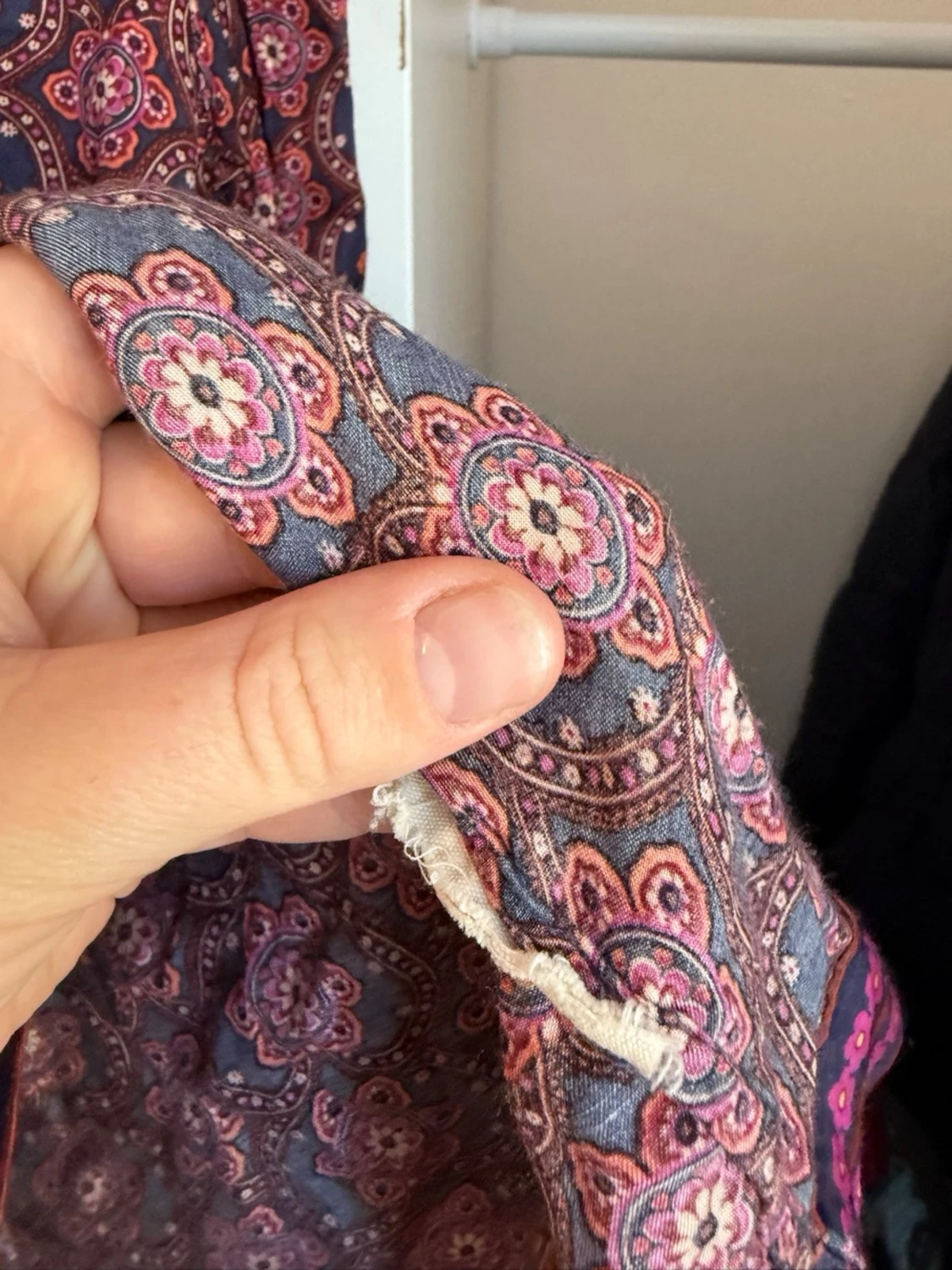 Mönstrad blus i vinrött och lila - 4