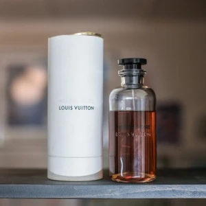 Louis Vuitton - Matiere Noire 200ml - Fantastisk doft från LV, retail flaska från 2018. Ca 150/200ml, bedöm volym och skick själv, inga returer. Liten skada på cylinder/låda i överkant, se bild. Flaskan är i perfekt skick med invisible straw.