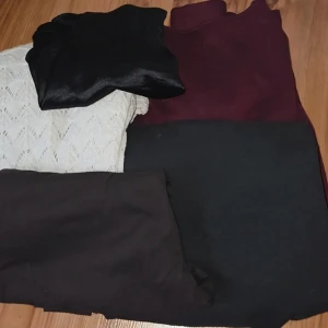 Tröjpaket - 1 sweatshirt från H&M. 1 stickad kofta från Lager 157. 1 linne från Gina Tricot. 1 peplumtopp från H&M. 1 brun topp från H&M. XS. Passar även mig som är S. Allt för 100 kr.