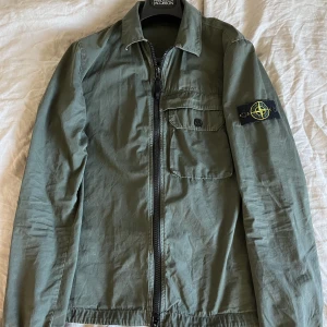 Stone island Overshirt  - Stone island Overshirt  Storlek medium  Cond 9/10  Jackan är true to size