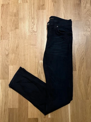 Nudie Jeans -  W29/L32 - Nudie Jeans för män, passformen är slim-fit.  Storlek Waist 29 / Lenght 32. Nyskick, förekommer inga defekter. Hör av dig vid intresse/frågor. PRIS KAN DISKUTERAS!