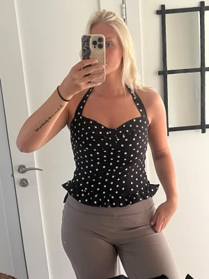Prickig halterneck topp - Kommer ej till användning, alla lappar sitter kvar 