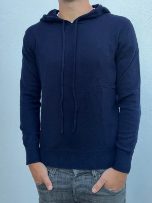 Kashmir/Merino hoodie - En skön marinblå Kashmir/Merino hoodie i storlek XS! Bara testad, därför nyskick på hoodien! Hör av dig vid frågor!🌟