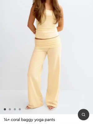 Baggy Yoga Pants (Coral/Peach) - Dessa är i gult och i storlek XS. Helt nya med etikett. Tänkte lämna tillbaka de men kanske någon av er vill ha för ett lägre pris än vad de säljs i gina för. Jag kan skicka bilder på plagget ifall ni vill se💖