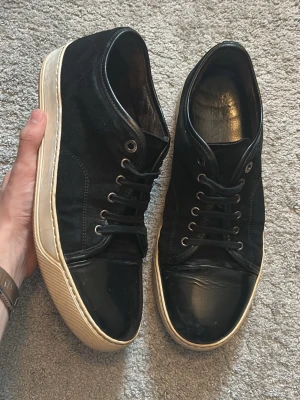 Lanvin DBB1 Cap Toe - Lanvin Dbb1/Cap toe med glans | Storlek - 43 | Skick - 7,5/10 | Inget OG tyvvär | Färg - svart | Hör av dig vid frågor 🤝