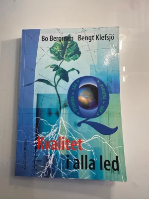 Kvalitet i alla led kursbok - Kursbok med titeln 'Kvalitet i alla led' av Bo Bergman och Bengt Klefsjö. Omslaget är blått och grönt med en växt och jordglob. Boken ges ut av Studentlitteratur och används inom kvalitetsutveckling och organisation.