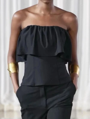 Off shoulder topp Zara - Säljer denna off shoulder topp med volang på från Zara. Endast använd fåtal gånger och är i super fint skick. Storlek S, passar M också. 350 kr + frakt! Vid fler frågor, etc skriv privat 🙌🏼🌸🩷🙏🏼💐☀️