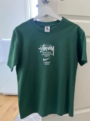 Grön Stüssy t-shirt med tryck - Storlek M men passar mer som en s, vet inte om tröjan är äkta men bra kvalitet på den!