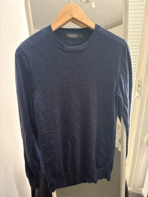 Merinoull tröja - Snygg merinoull tröja från dressman i mörkblå! Skick 8/10 felfri förutom lite använd samt ett hål i armhålan som lätt kan fixas🙌 Fler frågor eller funderingar hör av dig i Dm👍