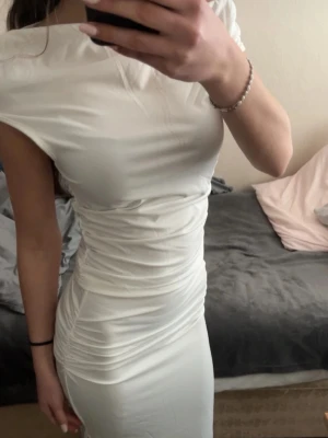 Vit set med slit - Snygg vitt sett med tight passform och slits på sidan. Settet har korta ärmar och är tillverkad i ett stretchigt material som sitter figurnära. Perfekt för dig som vill ha en stilren och elegant look.