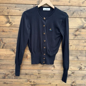 Vivienne Westwood Bea kofta (XS) - Mycket gott begagnat skick. 85% bomull 15% Kashmir. Made in Italy.    1323 
